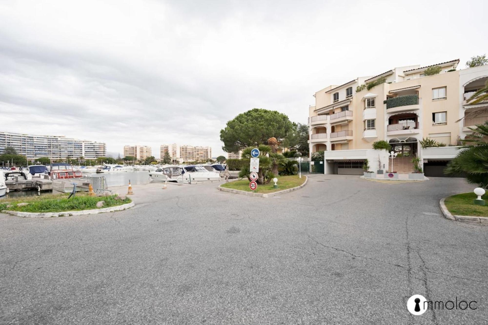 Spacious Apartment With Pool Located In The Marina Of Mandelieu Екстер'єр фото