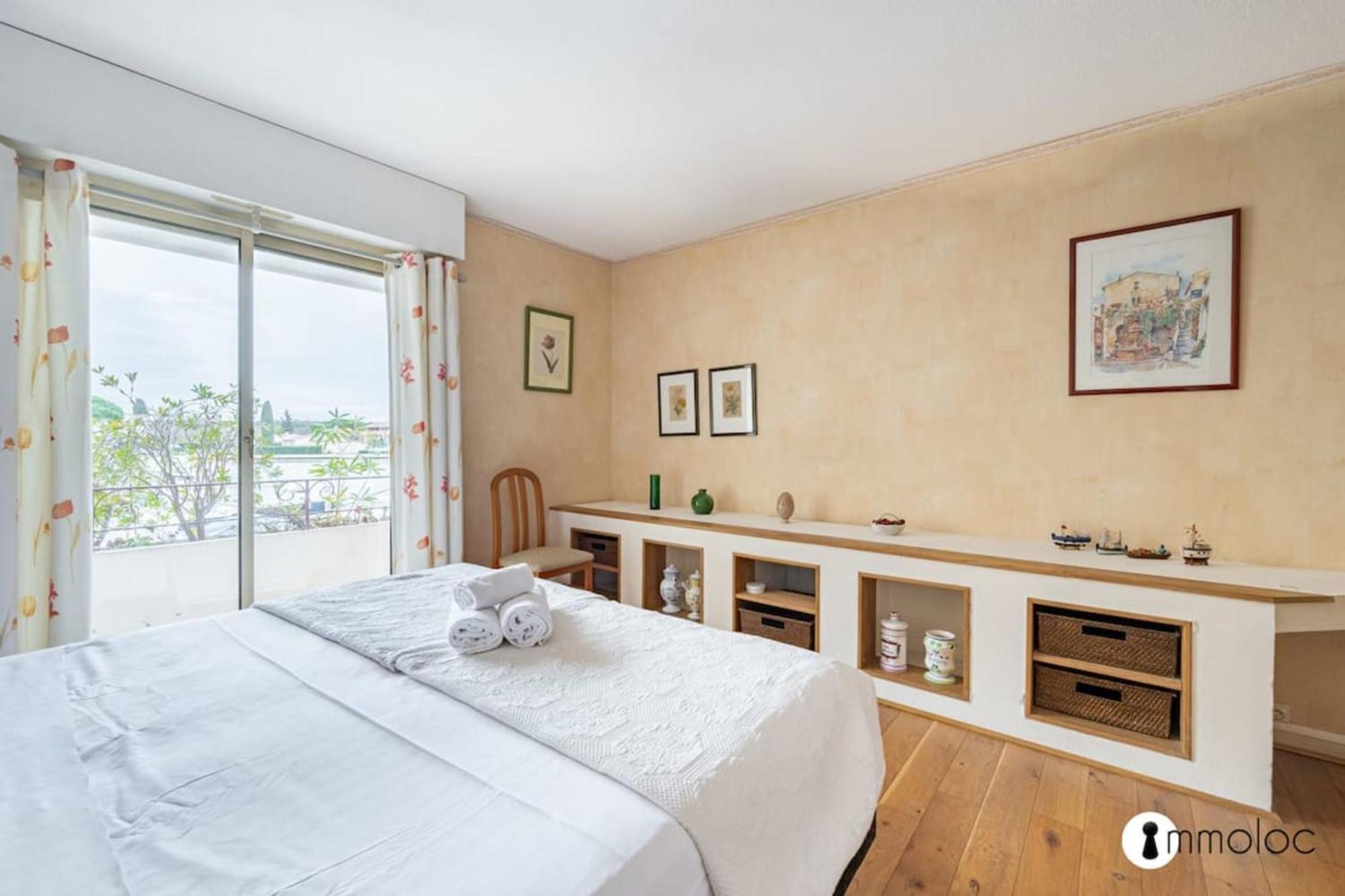Spacious Apartment With Pool Located In The Marina Of Mandelieu Екстер'єр фото