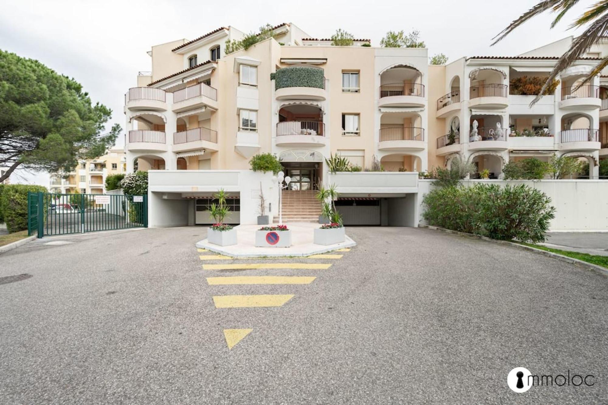 Spacious Apartment With Pool Located In The Marina Of Mandelieu Екстер'єр фото