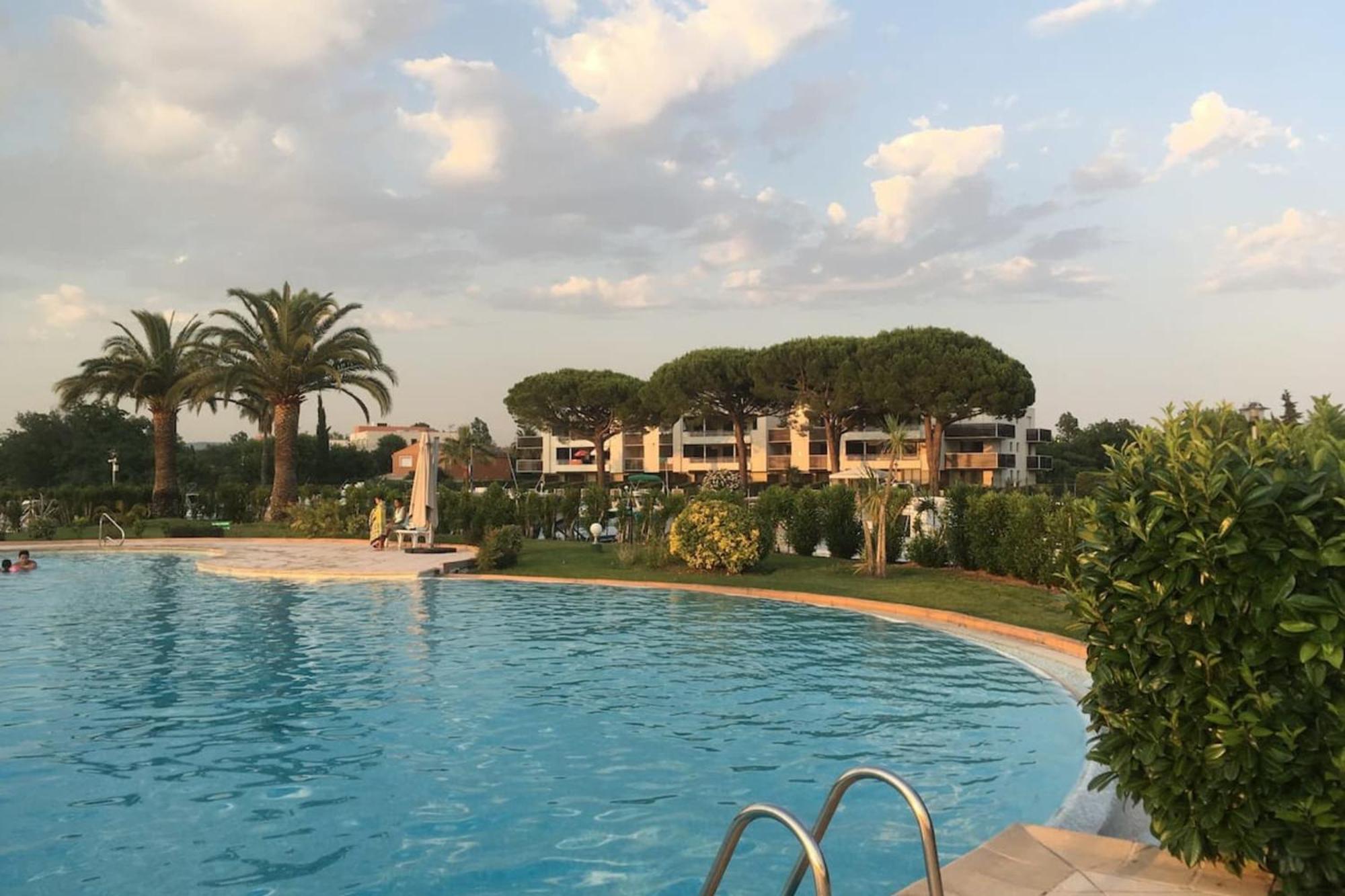 Spacious Apartment With Pool Located In The Marina Of Mandelieu Екстер'єр фото